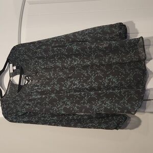 Liz Lange maternity top size medium